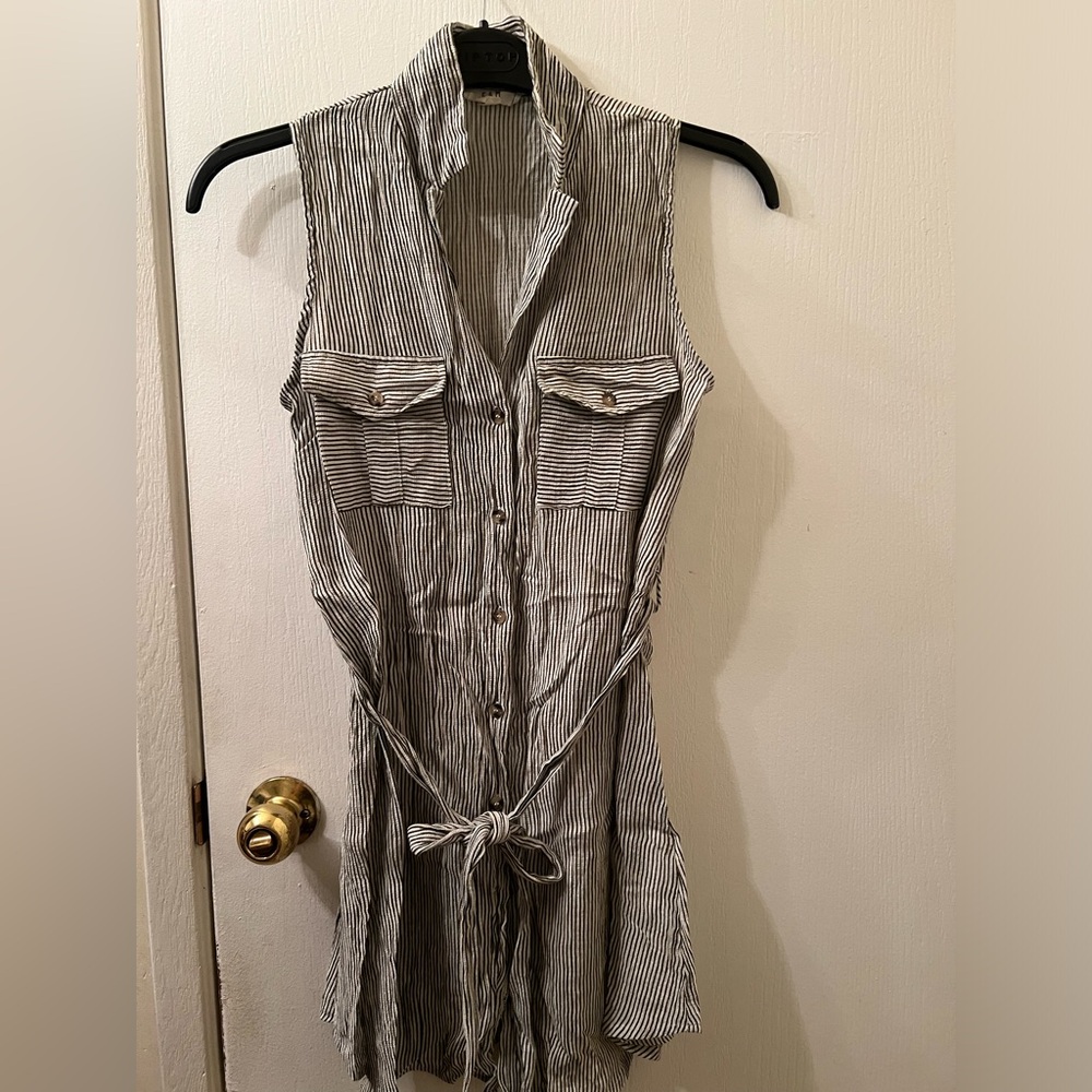E&M size M Short sleeve button down dress with belt